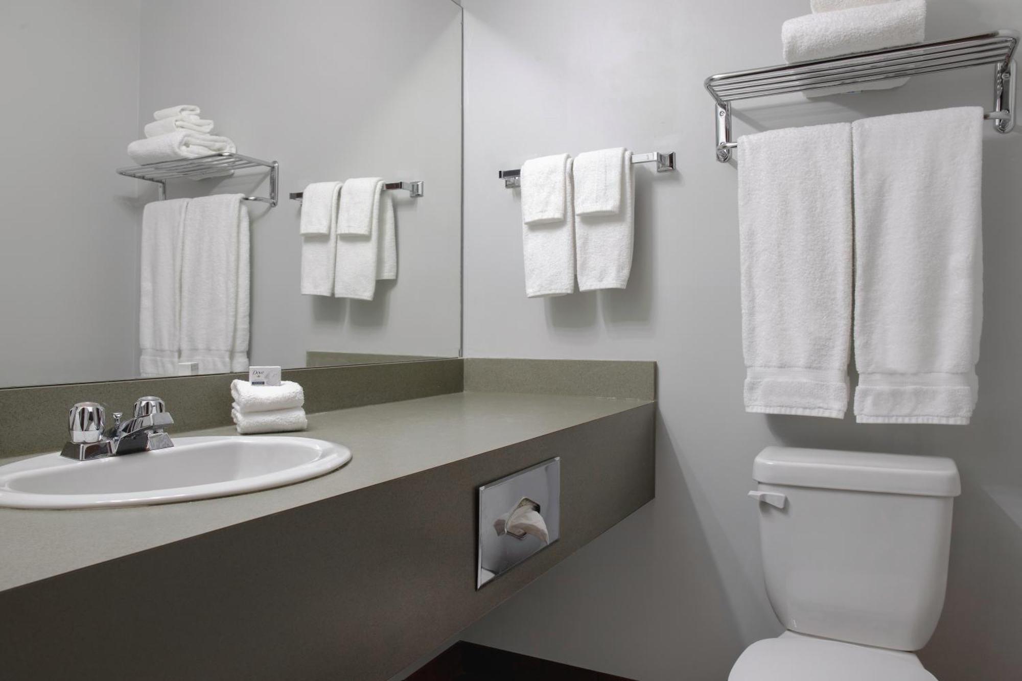 Days Inn By Wyndham Whitecourt Ngoại thất bức ảnh