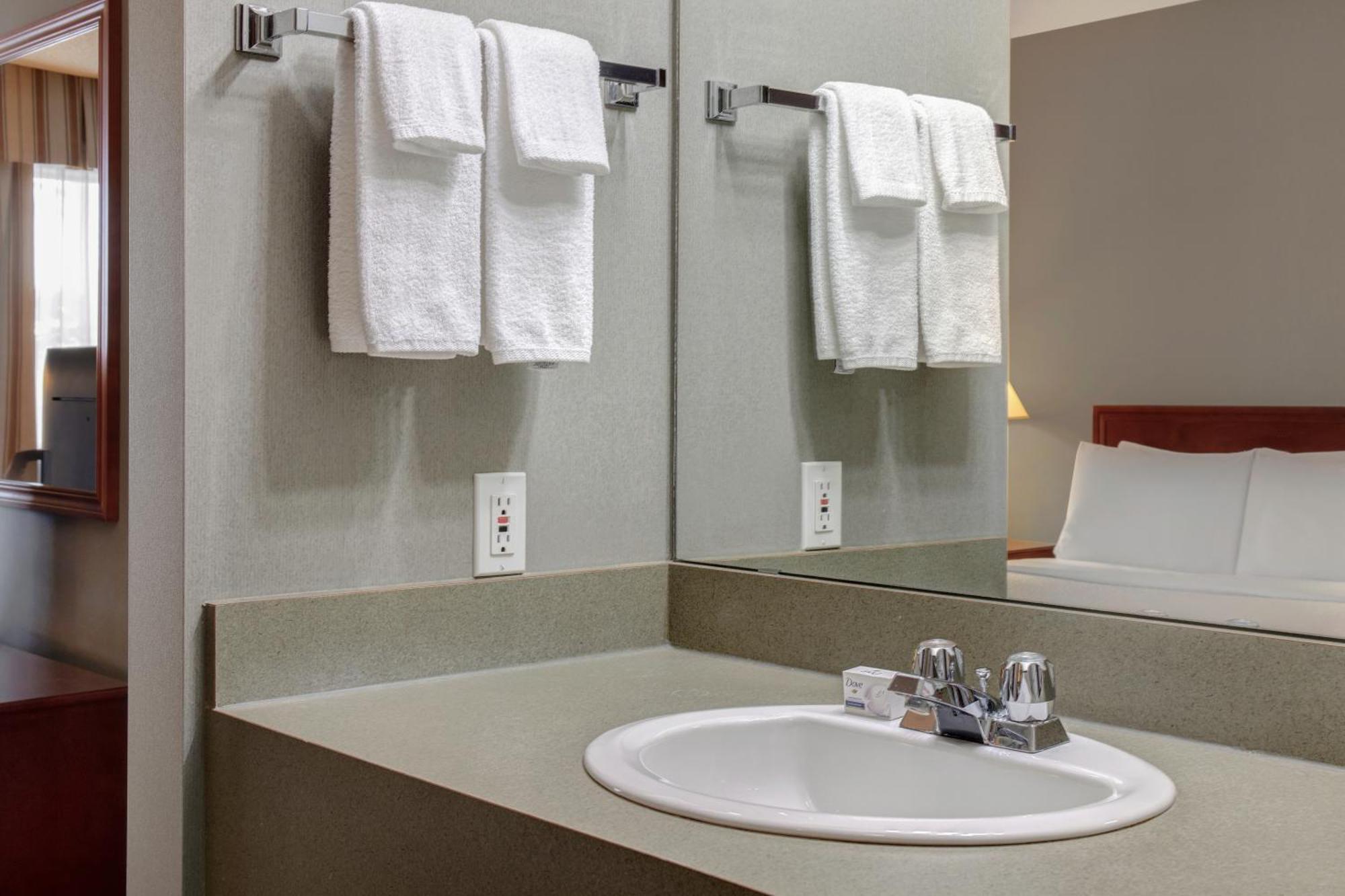 Days Inn By Wyndham Whitecourt Ngoại thất bức ảnh