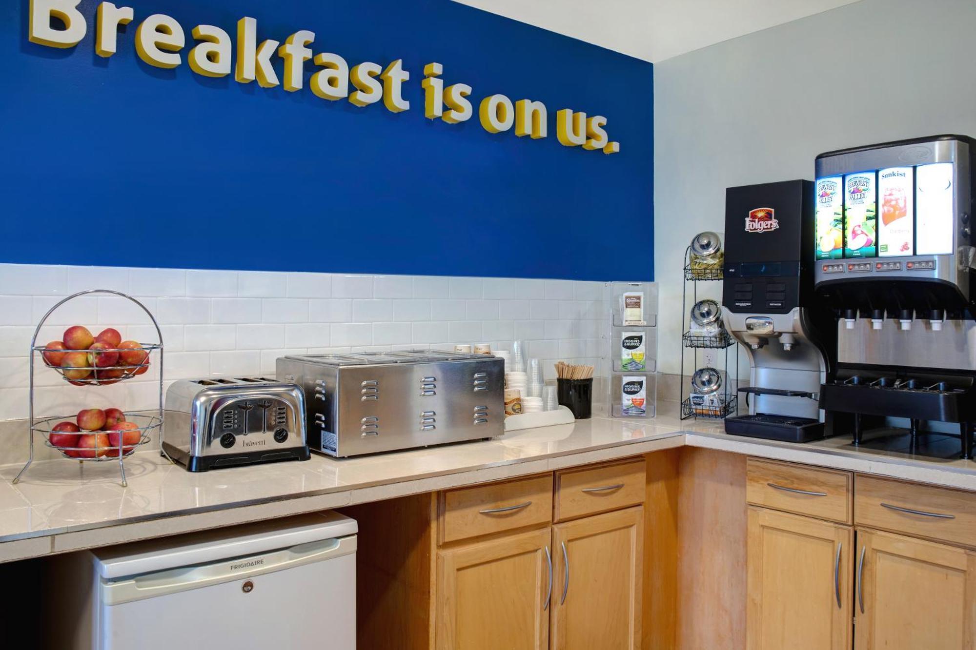 Days Inn By Wyndham Whitecourt Ngoại thất bức ảnh