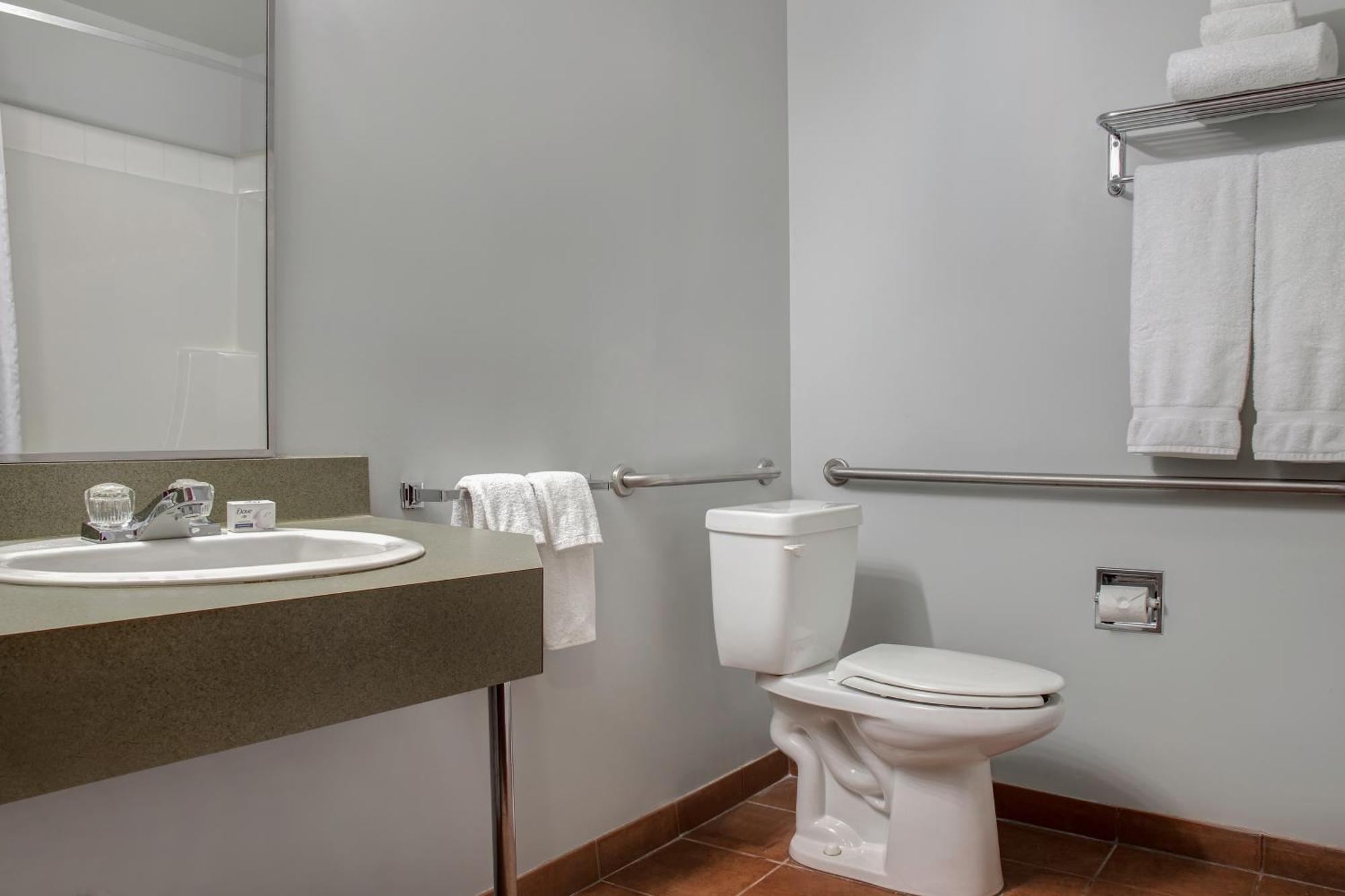 Days Inn By Wyndham Whitecourt Ngoại thất bức ảnh