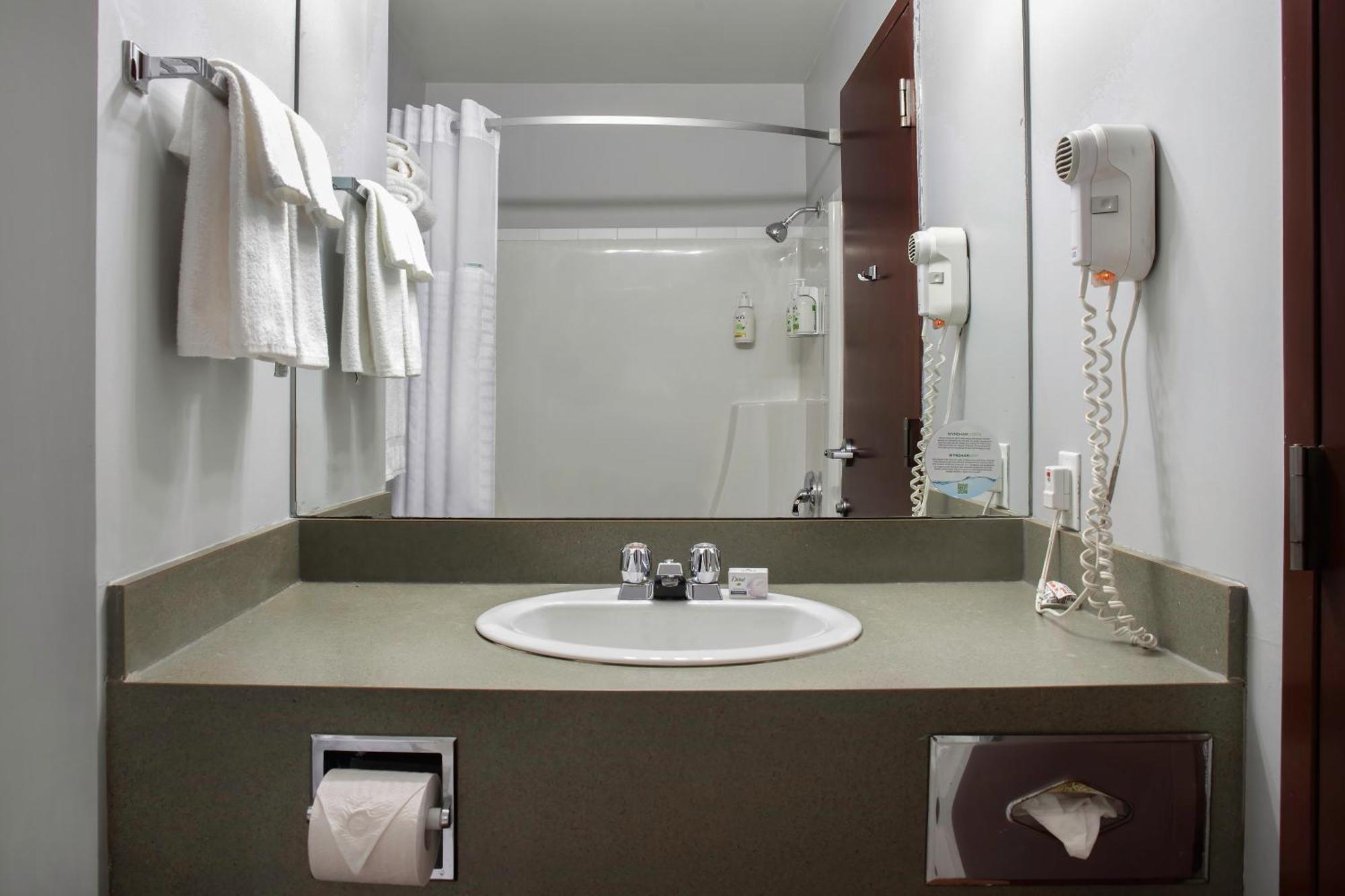 Days Inn By Wyndham Whitecourt Ngoại thất bức ảnh